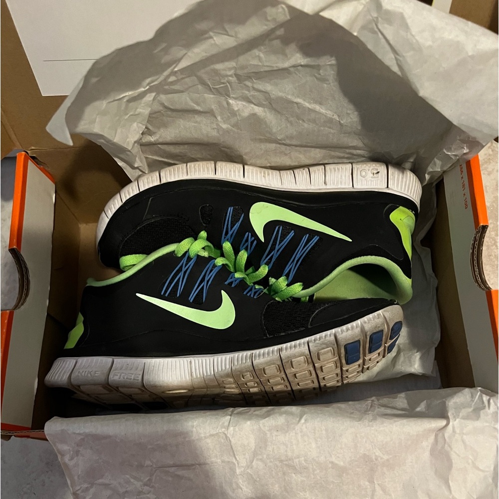 Womens Nike Free 5.0 sneakers! Size 5.5